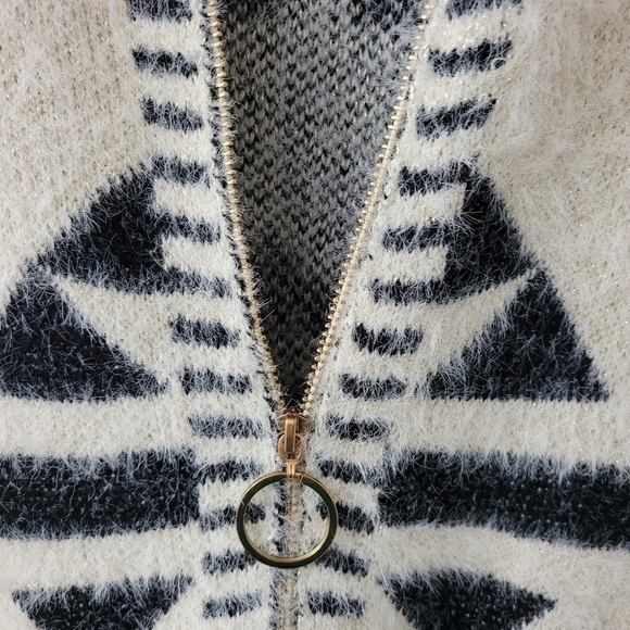 Soft Knit Southwest Cardigan Vest SZ XL Sleeveless Aztec Black and Cream - Picture 7 of 9